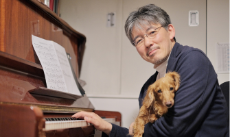 プロの講師がワンチャンを抱えながらこちらを見ている様子