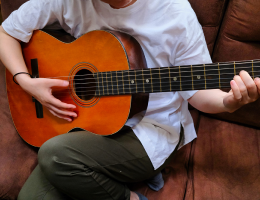 男性がギターを弾いている様子