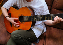 男性がギターを弾いている様子