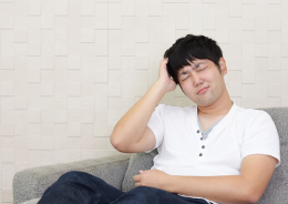 男性が頭を抱えて悩んでいる様子