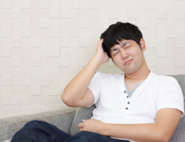 男性が頭を抱えて悩んでいる様子