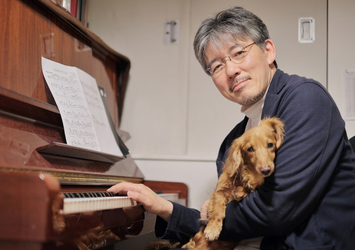 プロの講師がワンチャンを抱えながらこちらを見ている様子