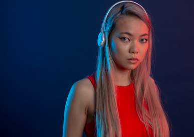 ヘッドホンをした女性がこちらを見ている様子