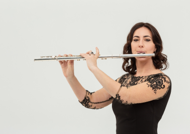 女性がフルートを吹いている様子