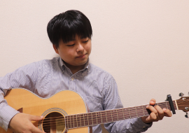 男性がギターを弾いている様子